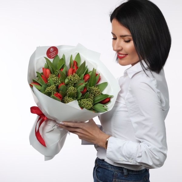 Štýlová jarná kytica, ktorá zaujme kontrastnou kombináciou červených tulipánov, jemnej skímie a bieleho dekoračného papiera. Štýlová jarná kytica, ktorá zaujme kontrastnou kombináciou červených tulipánov, jemnej skímie a bieleho dekoračného papiera.