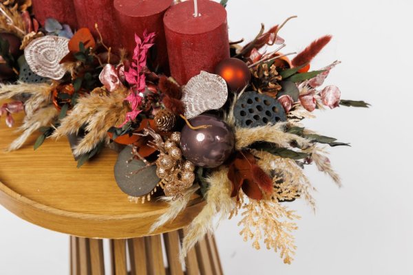 elegantný prírodný veniec s boho dekoráciami a doplnkami v prírodnom štýle