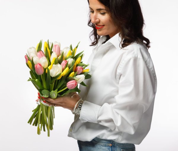 Pestrofarebná jarná kytica tulipánov, ktorá je vďaka mixu farieb ideálna na oslavu narodenín alebo ako darček pre radosť.