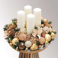 veľký luxusný adventný veniec s trblietavými vianočnými ozdobami v zlatej farbe a krásnymi ligotavými bielymi sviecami