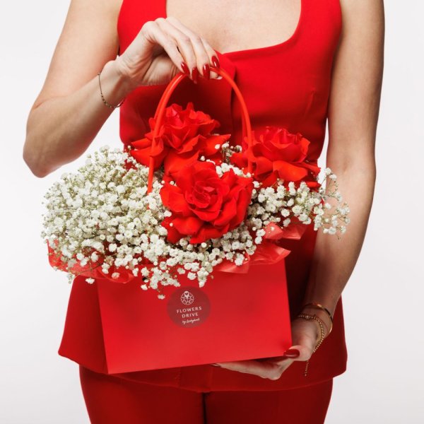 Valentínsky kvetinový darček v podobe boxíku v tvare kabelky plnej krásnych kvetom poteší každú dámu. 