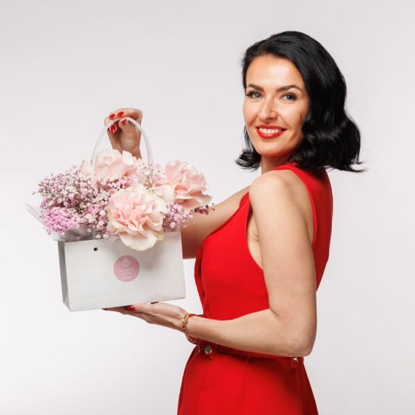 Kvetinová kabelka s ružovými francúzskymi ružami je štýlový valentínsky darček. Kvetinová kabelka s ružovými francúzskymi ružami je štýlový valentínsky darček.