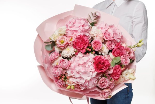 Kytica "Výber floristu - Pink " je vyšperkovaná do posledného detailu. 