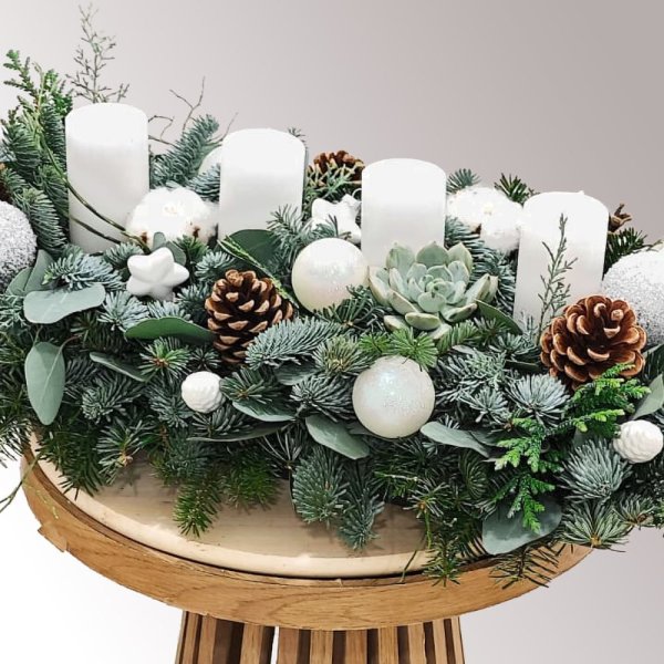 prírodný adventný veniec so živou čečinou a nižšími bielymi sviecami, podlhovastý elegantný tvar
