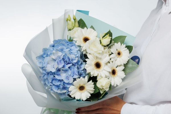 Kyticu krásne dopĺňa svetlučko modrý dekoračný papier. Kyticu krásne dopĺňa svetlučko modrý dekoračný papier.