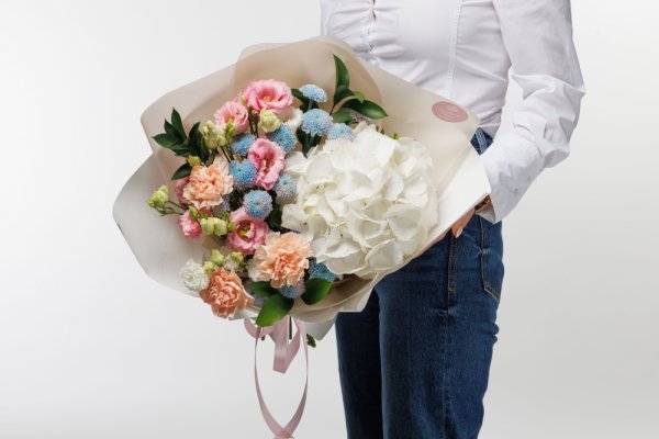 Celý aranžmán je zabalený do viacerých vrstiev prémiového krémového papiera, ktorý je previazaný jemnou ružovou stuhou, čím podčiarkuje luxusný charakter daru.