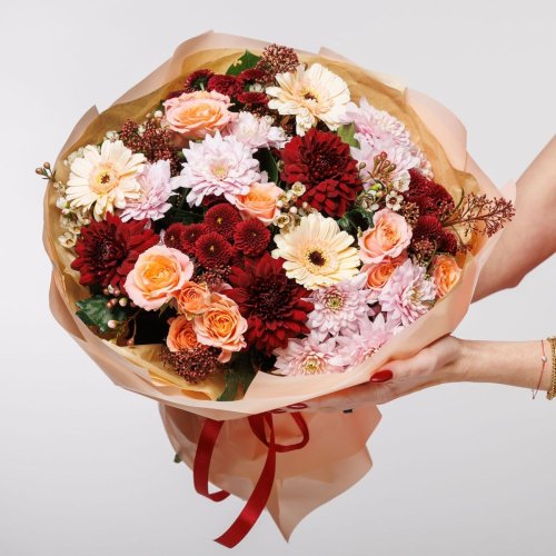 Tmavo bordové kvety sa vynímajú medzi pudrovými odtieňmi germín a ruží.