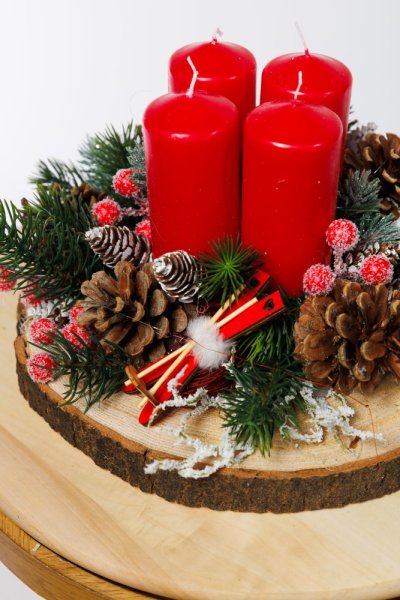 adventný veniec ladený v červených tónoch