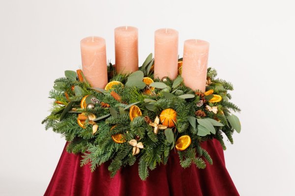 prírodný adventný veniec so sušeným pomarančom a živou čečinou