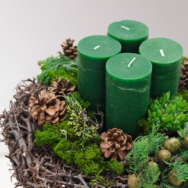 prírodný exkluzívny veniec zo živej čečiny na prútenom základe so zelenými sviecami a zlatým zvončekom