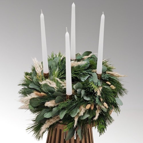 prírodný adventný veniec so živou čečinou, eukalyptom a sušenými kvetmi