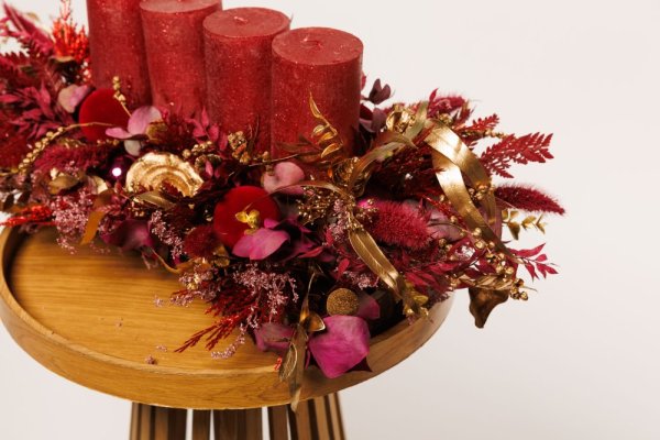 krásny štýlový boho adventný veniec v červených odtieňoch