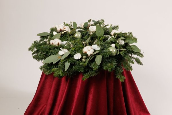 prírodný veniec zo živej čečiny s bavlníkom a bielymi sviecami 