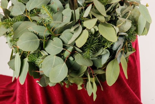 decentný prírodný veniec s krásnymi detailmi 