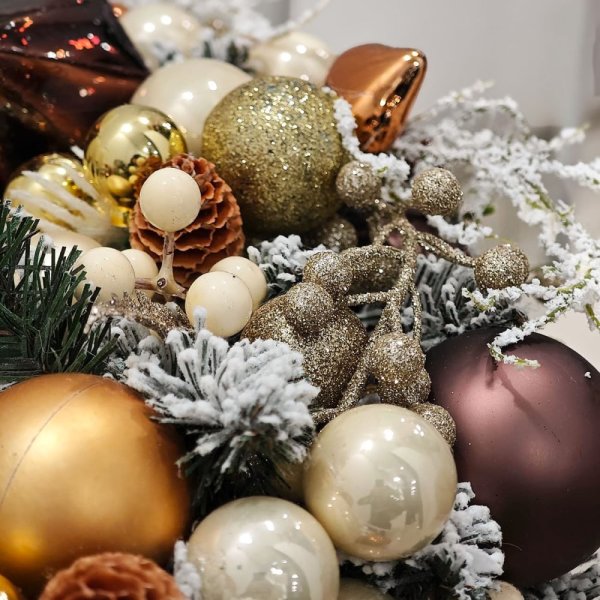 medeno zlatý luxusný adventný veniec s lesklými vianočnými ozdobami a bielymi veľkými sviecami medeno zlatý luxusný adventný veniec s lesklými vianočnými ozdobami a bielymi veľkými sviecami