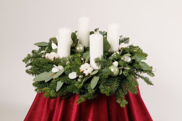 prírodný veniec zo živej čečiny s bavlníkom a bielymi sviecami 