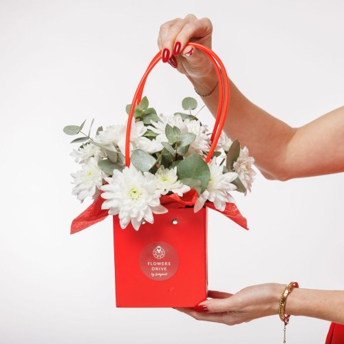 Roztomilý kvetinový darček na valentín. Biele chryzantémi a červená taštička pôsobia nežným dojmom a zaručene potešia.