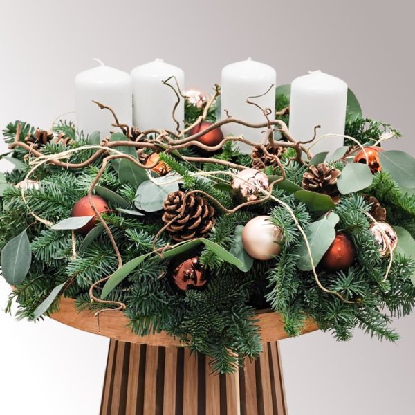 prírodný adventný veniec s vŕbovými vetvičkami, medenými vianočnými guľami, živou čečinou a bielymi sviečkami prírodný adventný veniec s vŕbovými vetvičkami, medenými vianočnými guľami, živou čečinou a bielymi sviečkami