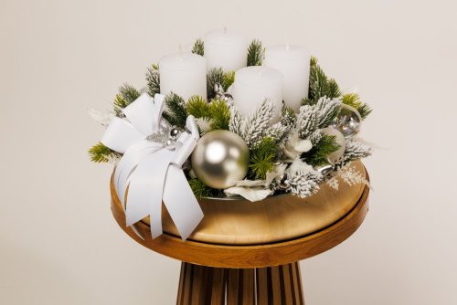 strieborno biely adventný veniec s mašľou