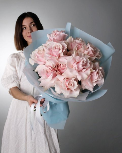 francúzske ruže v bledej ružovej farbe, so svetlo modrým dekoračným papierom