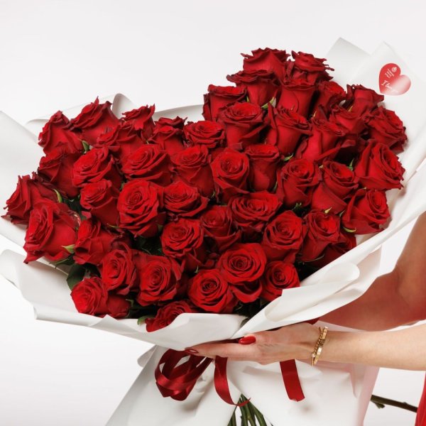 Romantická kytica plná nádherných červených ruží aranžovaných v tvare srdca.