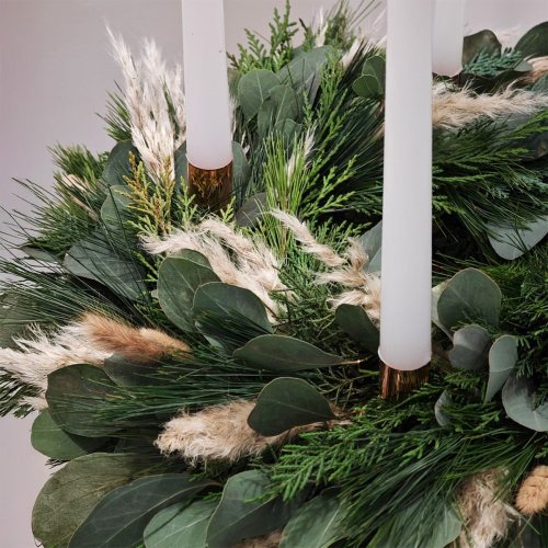 prírodný adventný veniec so živou čečinou, eukalyptom a sušenými kvetmi