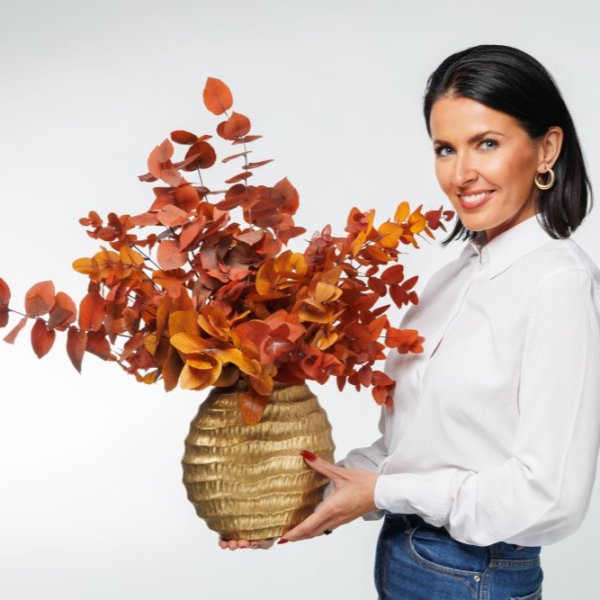 Premeňte svoj priestor na galériu štýlu. Náš set Zlatej vázy s jesenným eukalyptom je stelesnením modernej elegancie.
