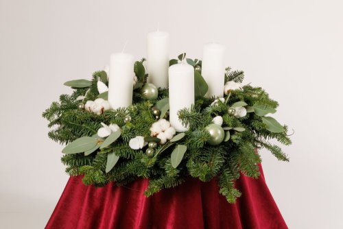 prírodný veniec zo živej čečiny s bavlníkom a bielymi sviecami 