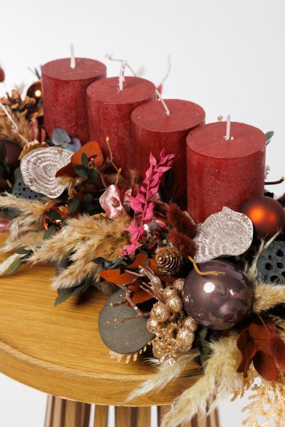 červené krásne sviece dodávajú adventnému vencu sviatočný šarm