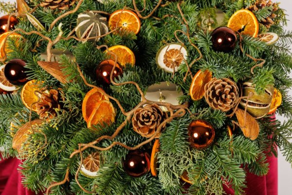 prírodný adventný veniec so sušeným pomarančom, vetvičkami a živou čečinou