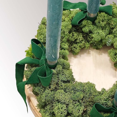 ručne vyrábaný machový prírodný adventný veniec so zelenými sviečkami a zamatovými zelenými mašličkami