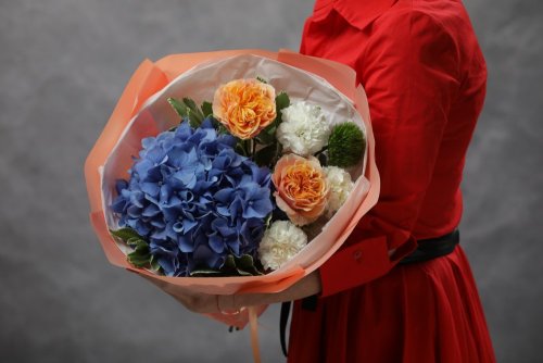 Kontrastná kytica so sýto-modrou hortenziou, marhuľovými ružami a karafiátmi. Kontrastná kytica so sýto-modrou hortenziou, marhuľovými ružami a karafiátmi.