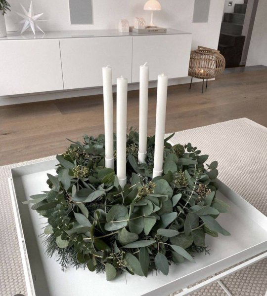 minimalistický adventný veniec s bielymi sviečkami 