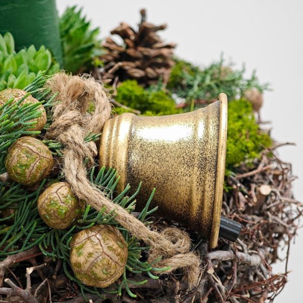 prírodný exkluzívny veniec zo živej čečiny na prútenom základe so zelenými sviecami a zlatým zvončekom