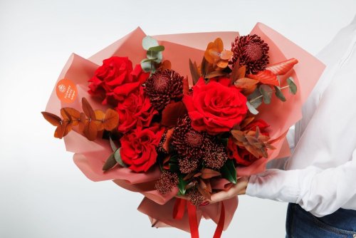 Kvety perfektne dopĺňa jemne priehľadný dekoračný papier, ktorý zvýrazňuje eleganciu celej kompozície.
