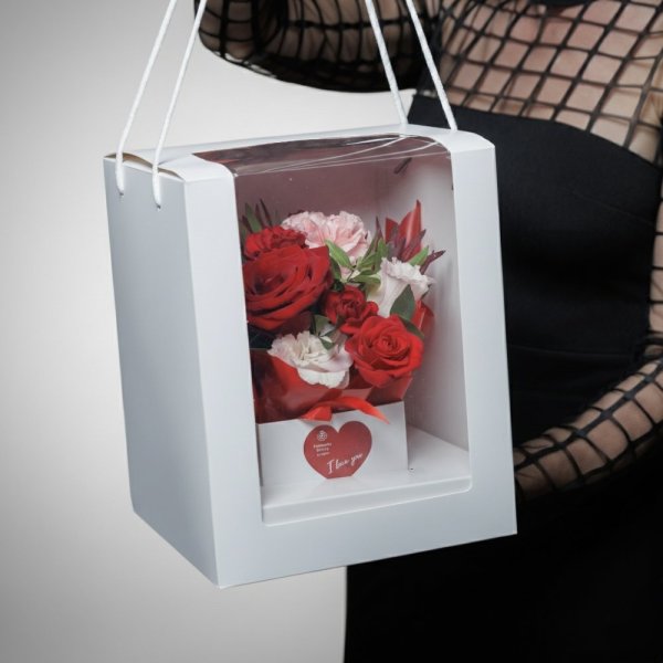 Biely box  v ktorom je umiestnený krásny kvetinový aranžmán.  Hotový darček s ktorým už nemáte žiadne starosti.