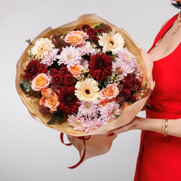 Kytica je doplnená štýlovým dekoračným papierom, ktorý podčiarkuje jej krásu.