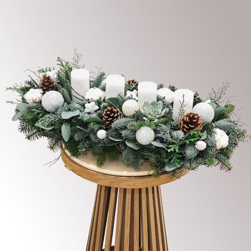 prírodný adventný veniec so živou čečinou a nižšími bielymi sviecami, podlhovastý elegantný tvar