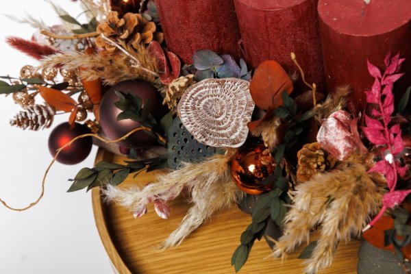 adventný veniec je doladený do posledného detailu, obsahuje jemné prírodné dekorácie 