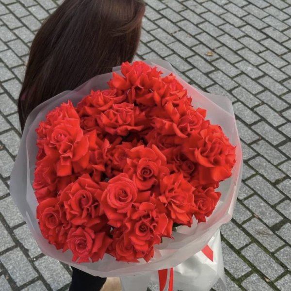 nádherná kytica z červených francúzskych ruží, dekorovaná decentným papierom