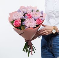 Veľké hlavy chryzantém dodávajú kytici pôsobivý objem, zatiaľ čo ruže vnášajú klasickú krásu.