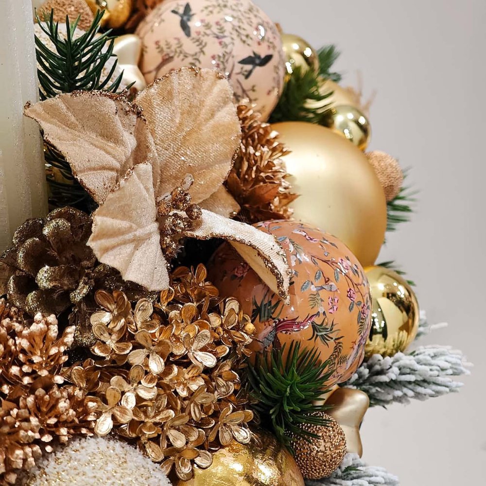 veľký luxusný adventný veniec s trblietavými vianočnými ozdobami v zlatej farbe a krásnymi ligotavými bielymi sviecami
