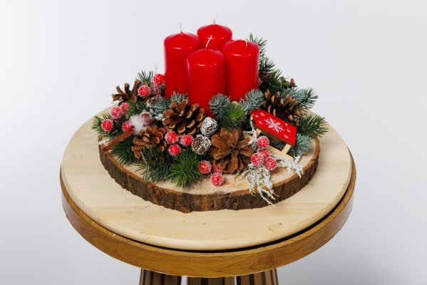 adventný veniec ladený v červených tónoch