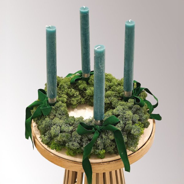 ručne vyrábaný machový prírodný adventný veniec so zelenými sviečkami a zamatovými zelenými mašličkami