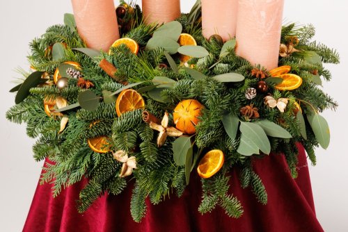 prírodný adventný veniec so sušeným pomarančom a živou čečinou