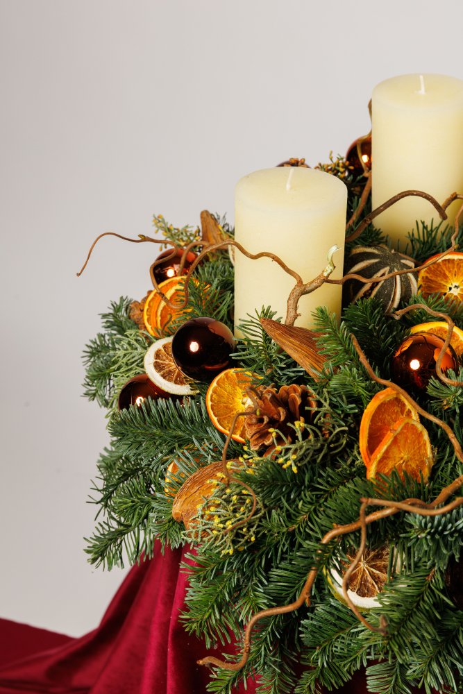 prírodný adventný veniec so sušeným pomarančom, vetvičkami a živou čečinou