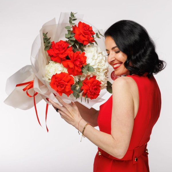 Kontrast sýto červených ruží a bielej hortenzie upúta pohľad.