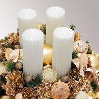 veľký luxusný adventný veniec s trblietavými vianočnými ozdobami v zlatej farbe a krásnymi ligotavými bielymi sviecami