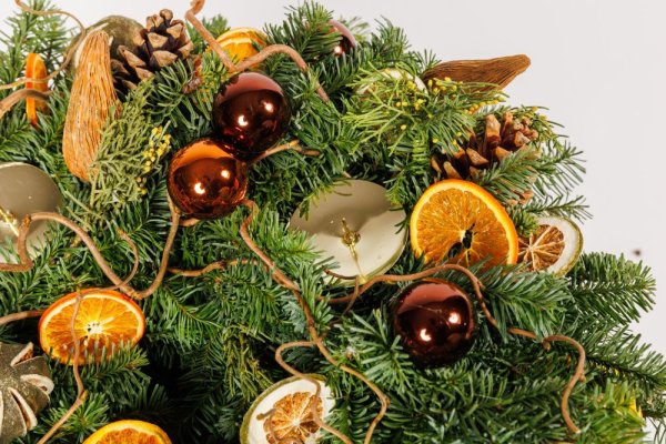 prírodný adventný veniec so sušeným pomarančom, vetvičkami a živou čečinou