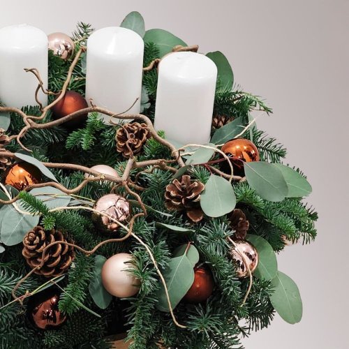 prírodný adventný veniec s vŕbovými vetvičkami, medenými vianočnými guľami, živou čečinou a bielymi sviečkami